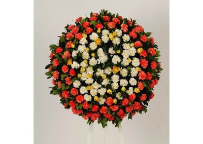 Coroas de flores para funerais na parede